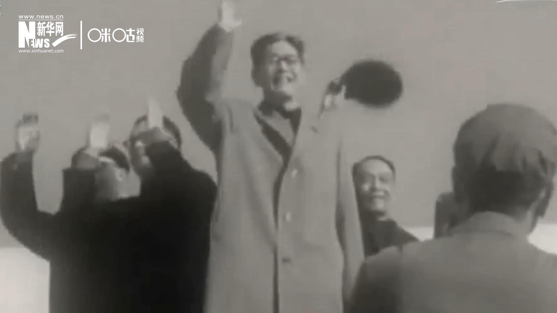 1971年11月9日，全新成立的中國聯(lián)合國代表團(tuán)在群眾的歡呼與掌聲中登上專機，正式開啟了中國的聯(lián)合國之旅。