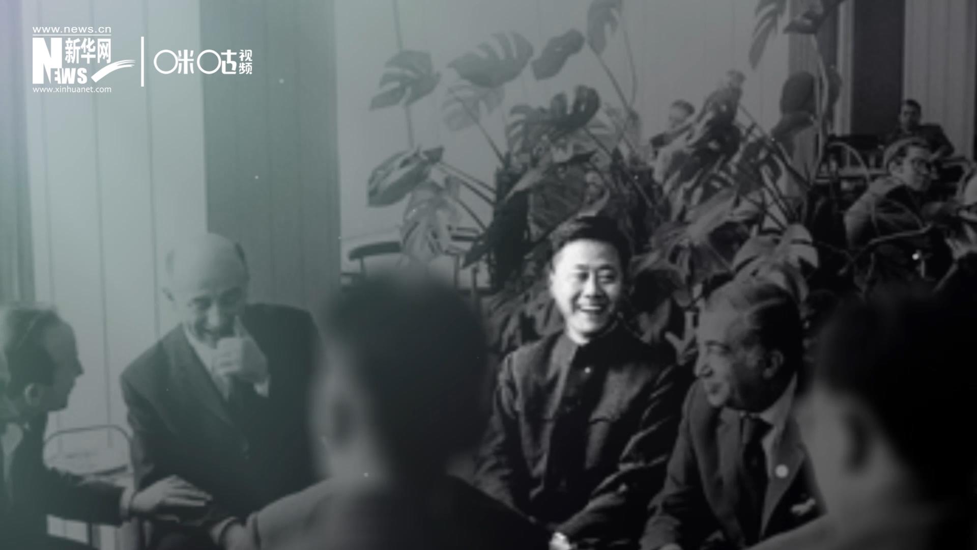 照片里的這個人是高梁，原新華社國際部記者。原本作為代表團(tuán)隨行記者的他接到通知，由他帶領(lǐng)一支先遣小組先行去紐約。