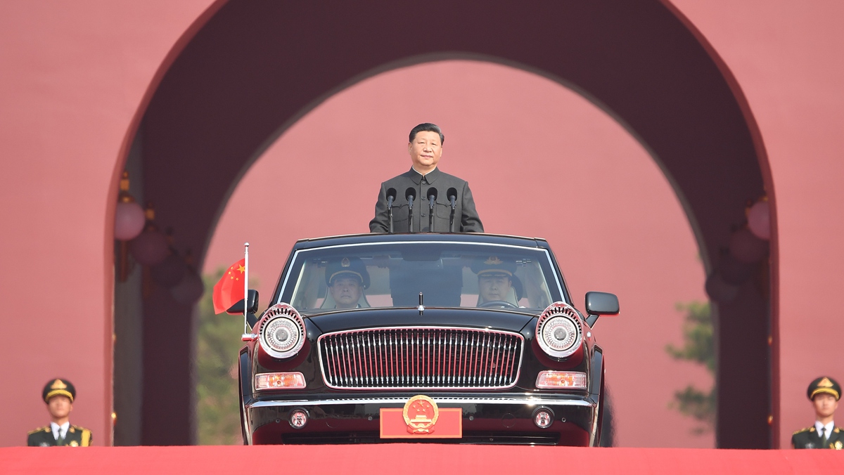 習(xí)近平乘坐檢閱車，經(jīng)過金水橋，駛上長(zhǎng)安街