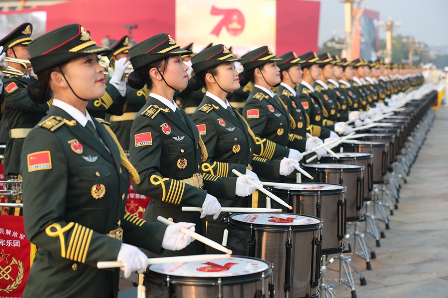 解放軍聯(lián)合軍樂團在廣場就位后進行準備工作和試奏。據(jù)了解，解放軍聯(lián)合軍樂團此次演奏是從開國大典至今歷次閱兵以來演奏曲目最多的一次，不少曲目是為此次閱兵量身打造的全新作品，此次也是歷次女演奏員最多的一次。