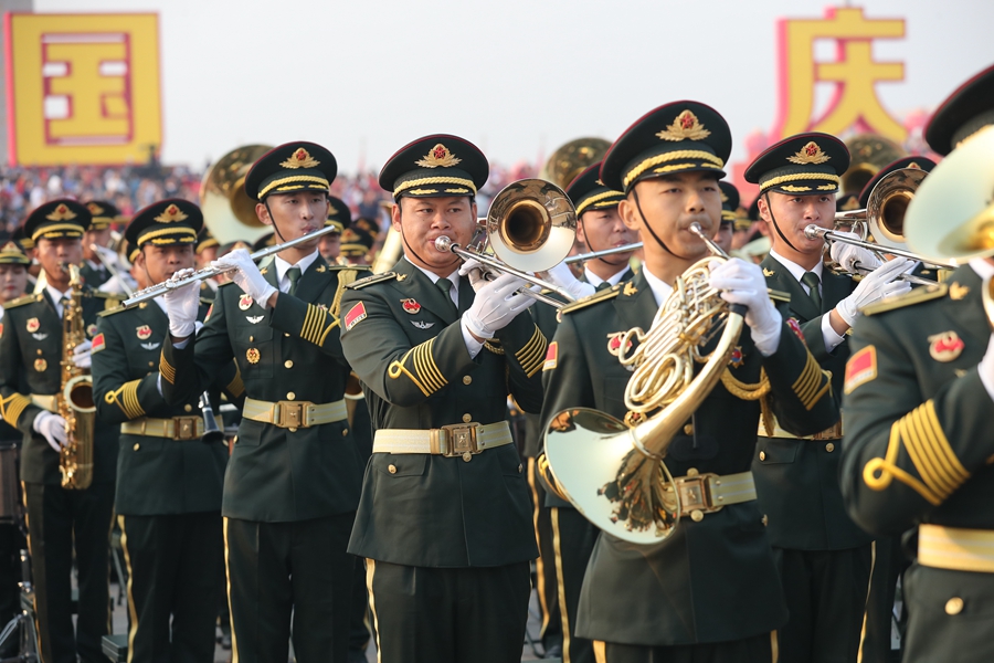 解放軍聯(lián)合軍樂團在廣場就位后進行準備工作和試奏。據(jù)了解，解放軍聯(lián)合軍樂團此次演奏是從開國大典至今歷次閱兵以來演奏曲目最多的一次，不少曲目是為此次閱兵量身打造的全新作品，此次也是歷次女演奏員最多的一次。