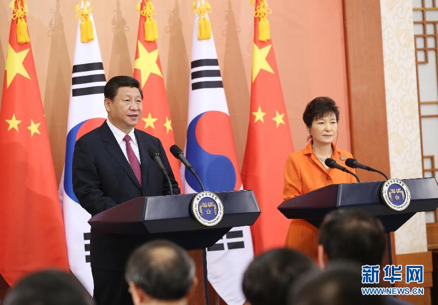 7月3日，國(guó)家主席習(xí)近平在首爾同韓國(guó)總統(tǒng)樸槿惠舉行會(huì)談。會(huì)談后，兩國(guó)元首共同會(huì)見(jiàn)記者。 新華社記者姚大偉攝