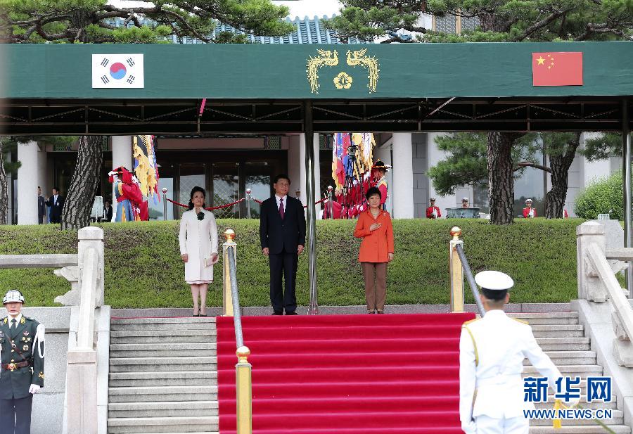 7月3日，國(guó)家主席習(xí)近平在首爾同韓國(guó)總統(tǒng)樸槿惠舉行會(huì)談。會(huì)談前，樸槿惠在青瓦臺(tái)總統(tǒng)府為習(xí)近平舉行隆重歡迎儀式。 新華社記者丁林?jǐn)z 