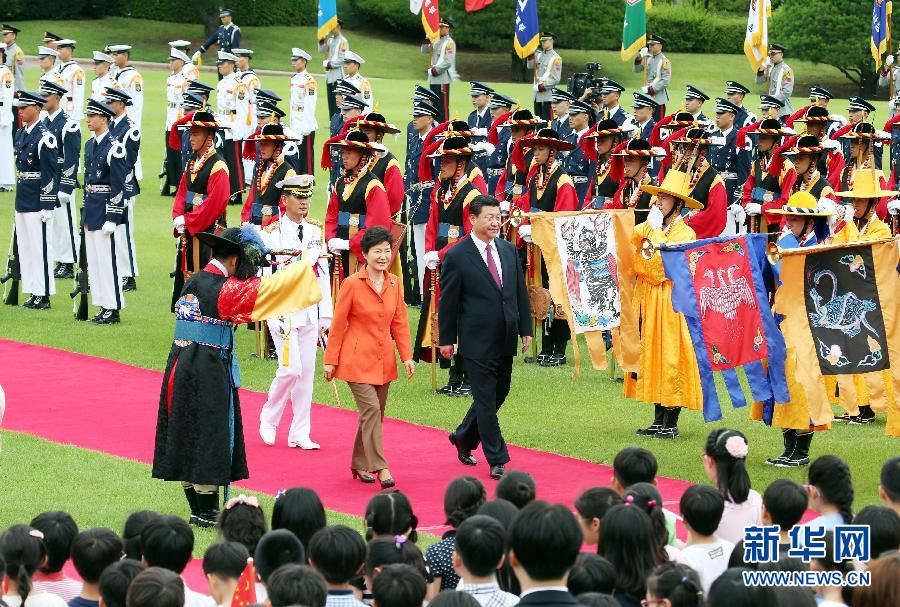 7月3日，國(guó)家主席習(xí)近平在首爾同韓國(guó)總統(tǒng)樸槿惠舉行會(huì)談。會(huì)談前，樸槿惠在青瓦臺(tái)總統(tǒng)府為習(xí)近平舉行隆重歡迎儀式。 新華社記者姚大偉攝 