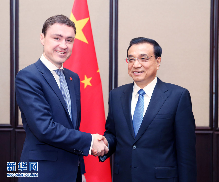 12月17日，中國國務院總理李克強在貝爾格萊德會見愛沙尼亞總理羅伊瓦斯。 新華社記者姚大偉攝 