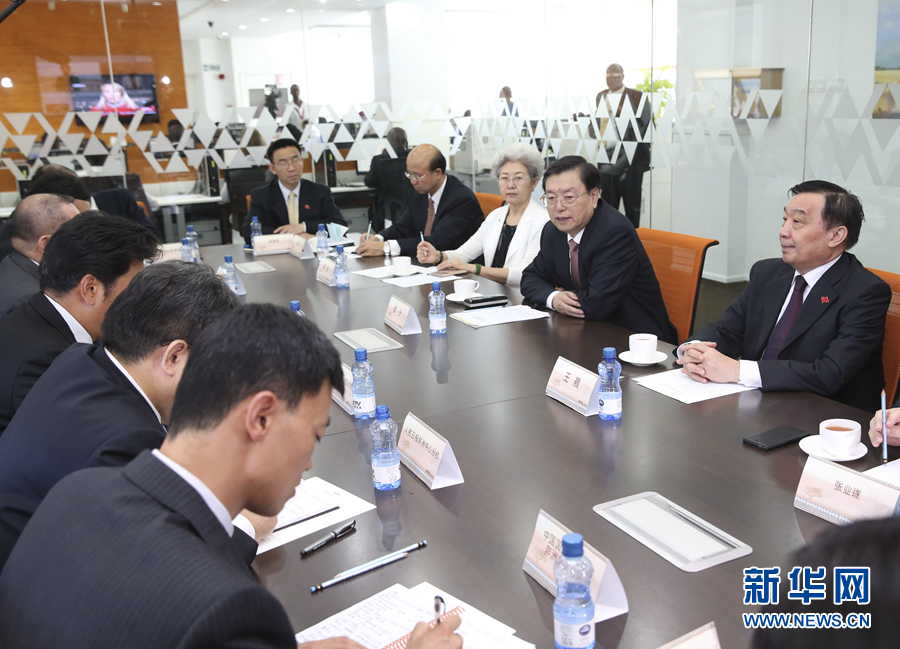 這是3月25日，張德江在肯尼亞首都內(nèi)羅畢考察中央電視臺(tái)非洲分臺(tái)并接見中央媒體駐非洲機(jī)構(gòu)負(fù)責(zé)人。 新華社記者馬占成攝