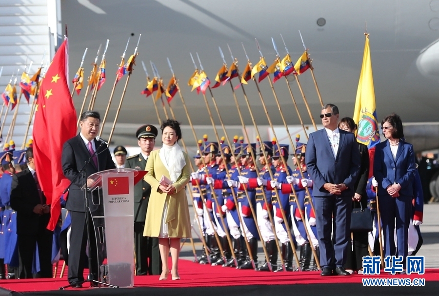 當(dāng)?shù)貢r(shí)間11月17日，國(guó)家主席習(xí)近平乘專機(jī)抵達(dá)基多，開始對(duì)厄瓜多爾共和國(guó)進(jìn)行國(guó)事訪問(wèn)。厄瓜多爾總統(tǒng)科雷亞在機(jī)場(chǎng)為習(xí)近平舉行隆重歡迎儀式。這是習(xí)近平在歡迎儀式上致辭。新華社記者 馬占成 攝 